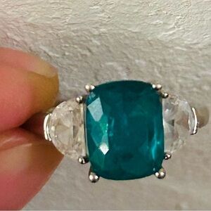 Elegant Silver and Emerald Green Cubic Zirconia Gemstone Ring